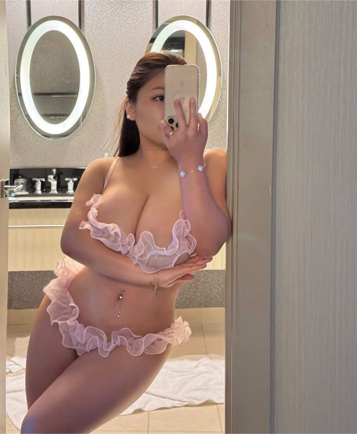 Ngan Nguyen hot